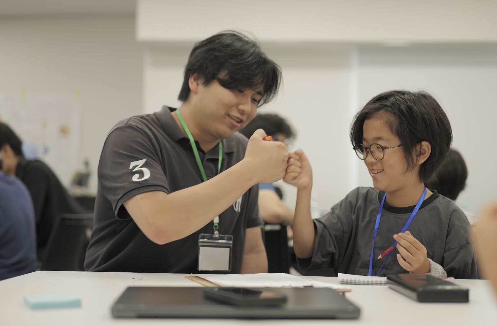 完成した研究計画を見て喜び合う参加者とメンター
